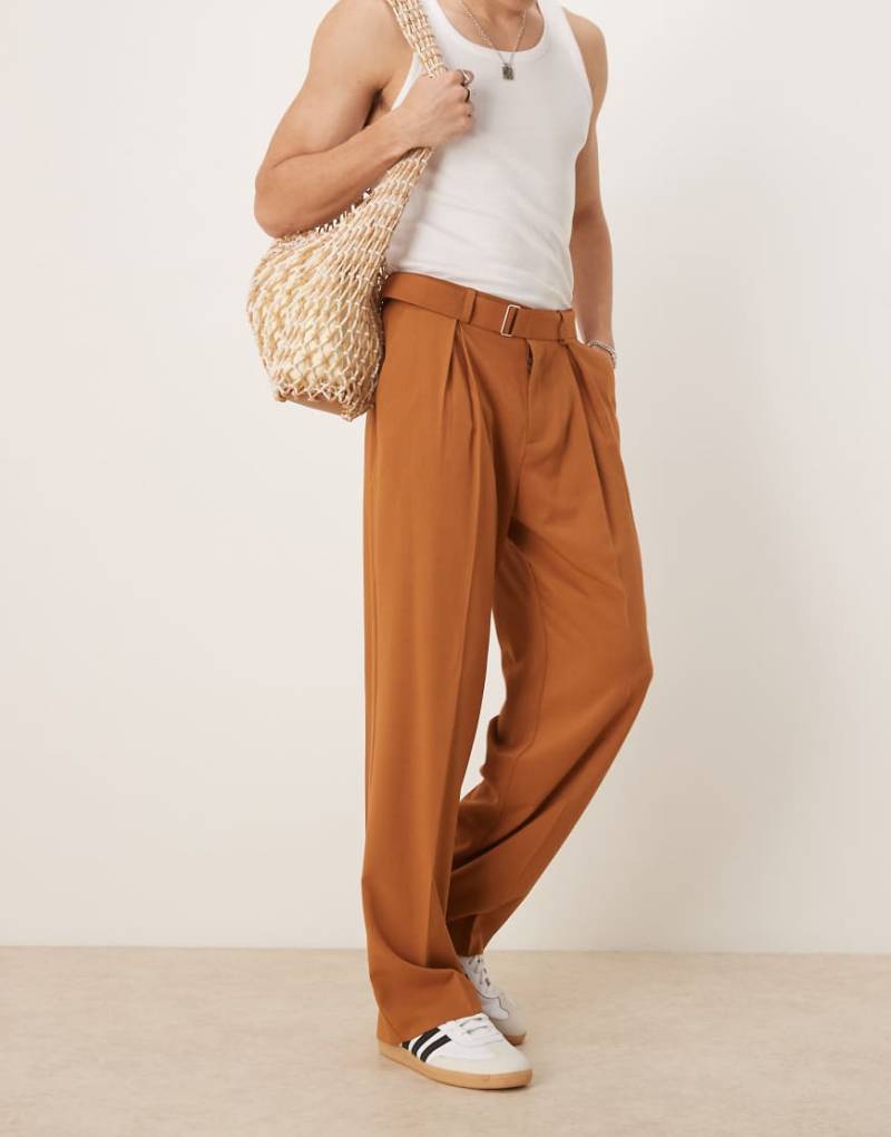 ASOS DESIGN - Elegante Hose in rostroter Leinenoptik mit weitem Bein, Gürtel und Bundfalten vorne-Orange von ASOS DESIGN