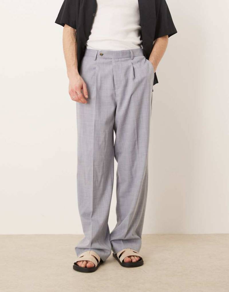 ASOS DESIGN - Elegante Hose in staubigem Blau mit Kreuzschraffur, weitem Bein und Bundfalten von ASOS DESIGN
