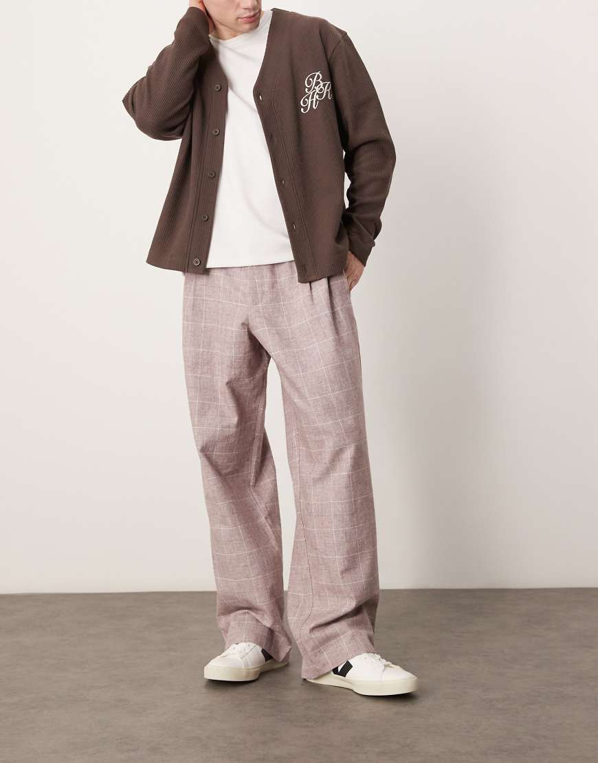 ASOS DESIGN - Elegante Hose in verblasstem Burgunderrot mit weitem Bein und strukturiertem Karomuster ASOS DESIGN - Elegante Hose in verblasstem Burgunderrot mit weitem Bein und strukturiertem Karomuster von ASOS DESIGN