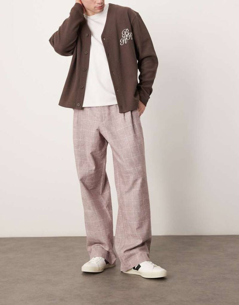 ASOS DESIGN - Elegante Hose in verblasstem Burgunderrot mit weitem Bein und strukturiertem Karomuster von ASOS DESIGN