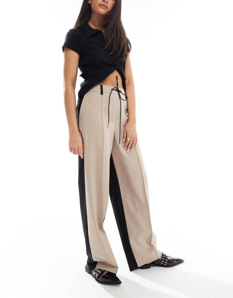 ASOS DESIGN - Elegante Relaxed Fit Hose in Mokka mit Taillenschnürung-Schwarz von ASOS DESIGN