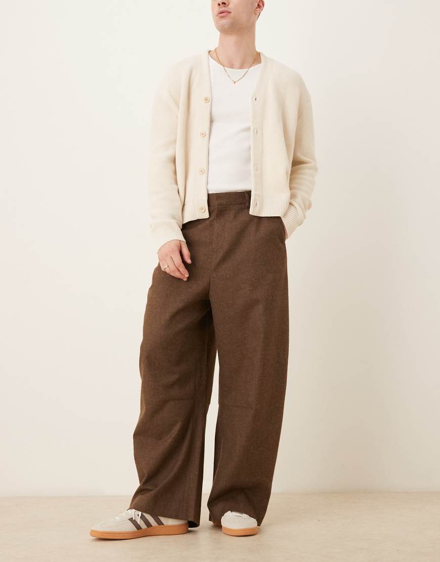 ASOS DESIGN - Elegante Hose mit Hufeisen-Passform aus angerautem Stoff in Braun mit Bundfalten ASOS DESIGN - Elegante Hose mit Hufeisen-Passform aus angerautem Stoff in Braun mit Bundfalten von ASOS DESIGN