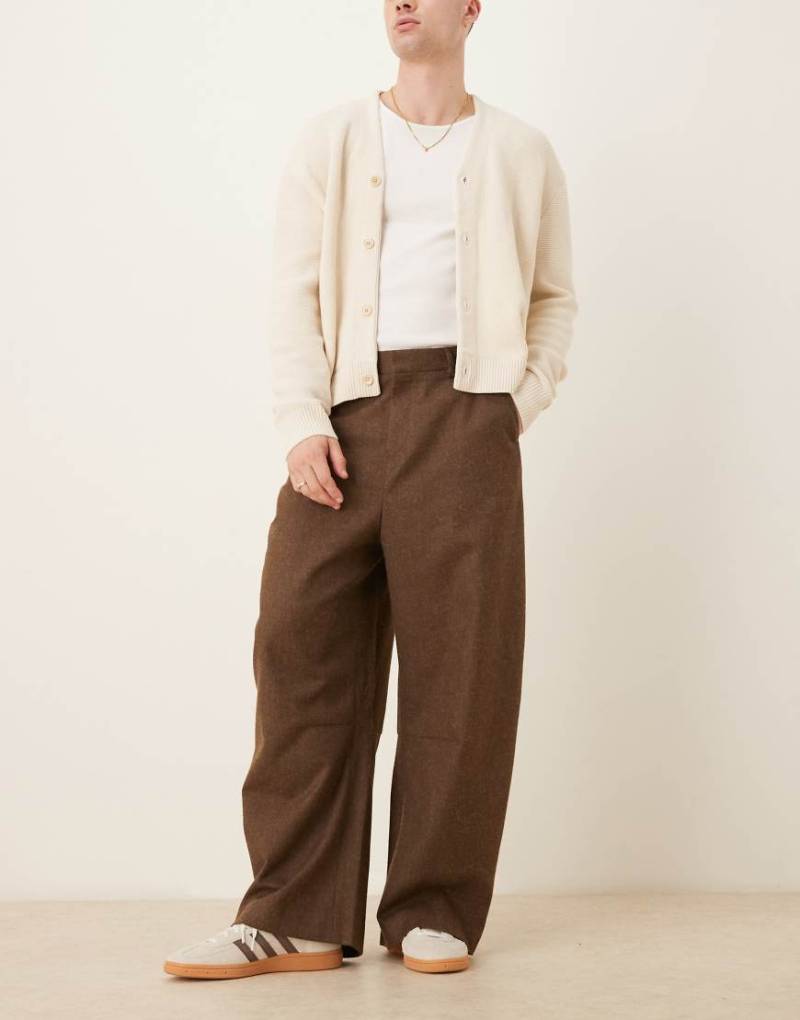 ASOS DESIGN - Elegante Hose mit Hufeisen-Passform aus angerautem Stoff in Braun mit Bundfalten von ASOS DESIGN