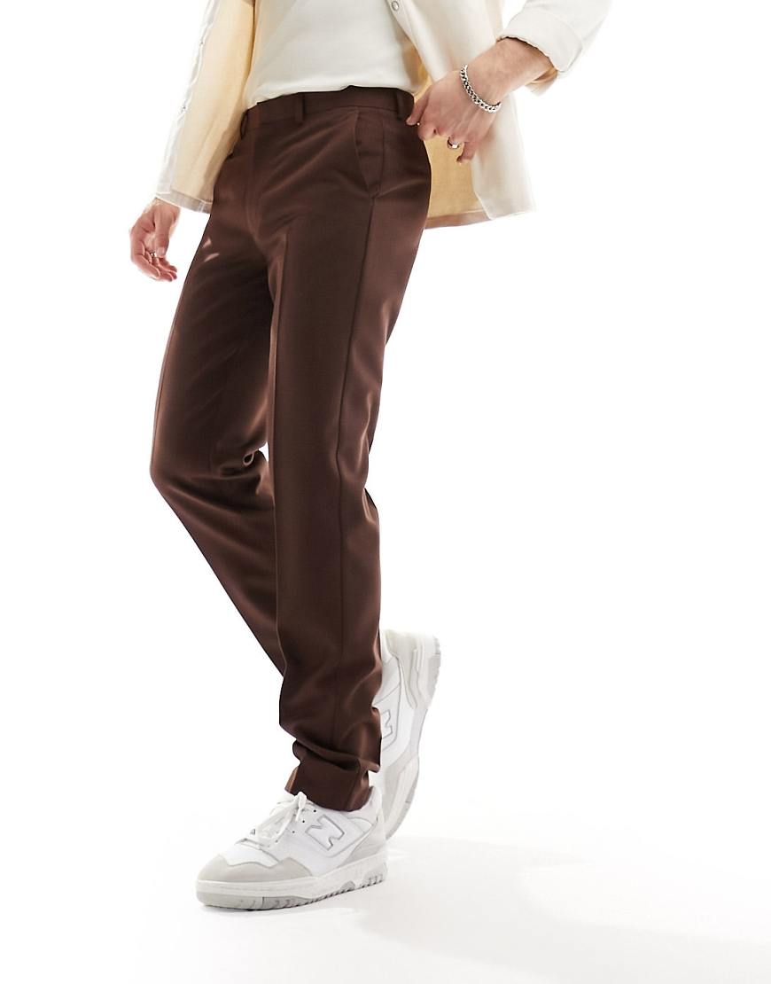ASOS DESIGN - Elegante Hose mit schmalem Schnitt in Braun ASOS DESIGN - Elegante Hose mit schmalem Schnitt in Braun von ASOS DESIGN