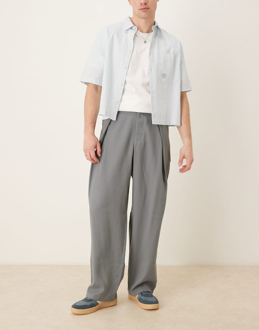 ASOS DESIGN - Elegante Hose in Grau mit weitem Bein und Bundfalten von ASOS DESIGN