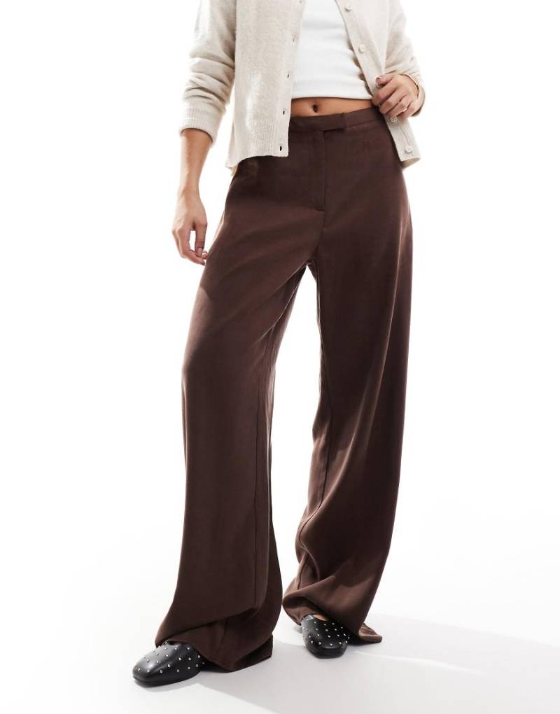 ASOS DESIGN - Elegante Hose mit weitem Bein in Schokobraun von ASOS DESIGN