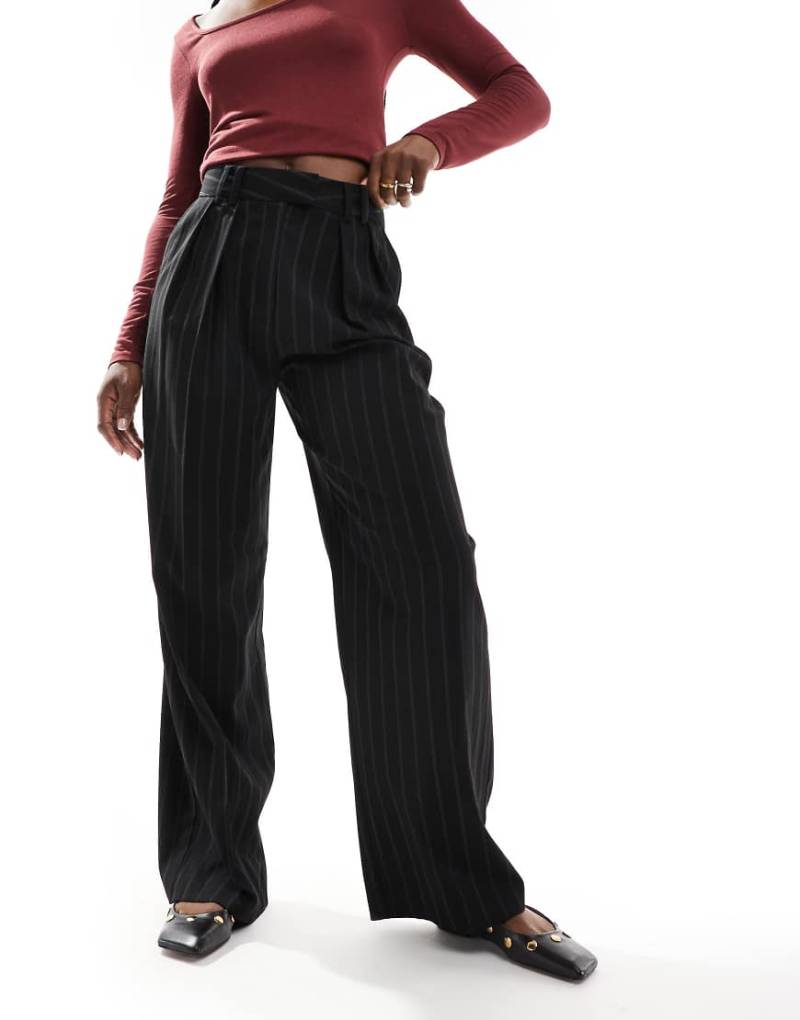 ASOS DESIGN - Elegante Hose mit weitem Bein in Schwarz gestreift-Bunt von ASOS DESIGN