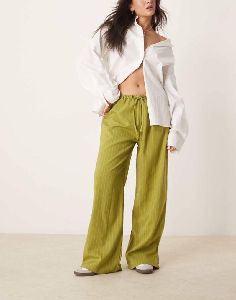 ASOS DESIGN - Elegante Hose mit weitem Bein und seitlichem Kontraststreifen-Grün von ASOS DESIGN