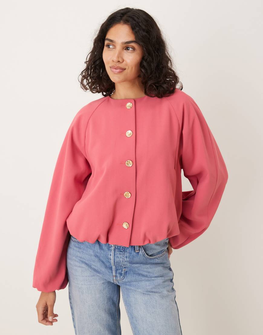 ASOS DESIGN - Elegante Jacke in Beerenrot mit goldfarbenen Knöpfen und Ballonsaum-Lila ASOS DESIGN - Elegante Jacke in Beerenrot mit goldfarbenen Knöpfen und Ballonsaum-Lila von ASOS DESIGN