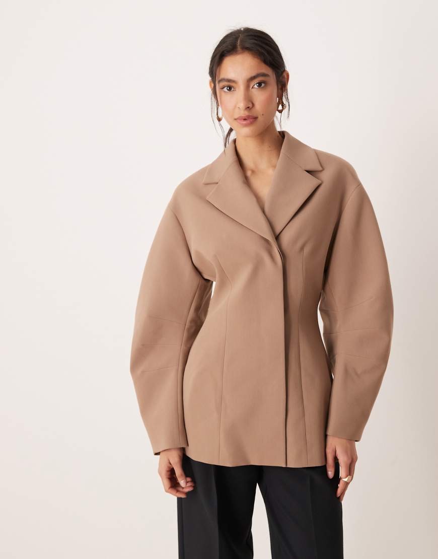 ASOS DESIGN - Elegante Jacke in Mokka mit Kragen und betonter Taille-Neutral von ASOS DESIGN