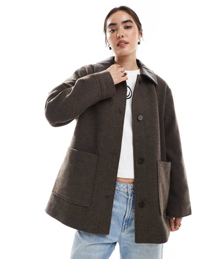 ASOS DESIGN - Elegante Jacke in Mokka mit Steppfutter und Kragen in Lederoptik-Braun von ASOS DESIGN