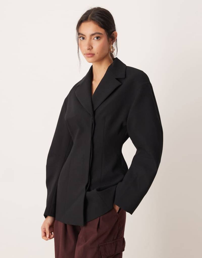 ASOS DESIGN - Elegante Jacke in Schwarz mit Kragen und betonter Taille von ASOS DESIGN