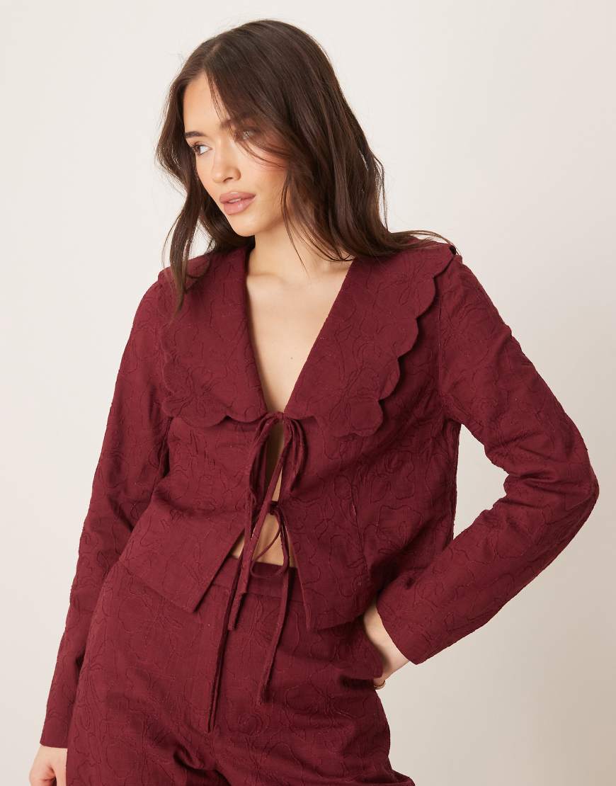 ASOS DESIGN - Elegante Jacke in dunklem Kirschrot mit Muschelkanten-Kragen und Bindedetail vorn, Kombiteil von ASOS DESIGN