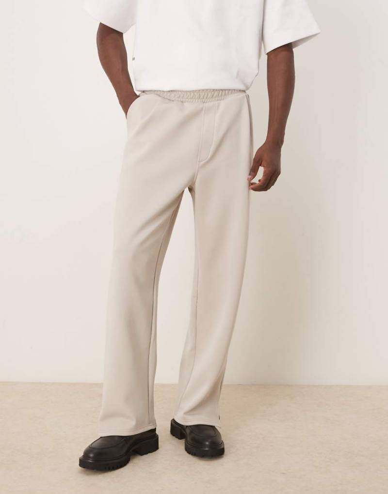 ASOS DESIGN - Elegante Jogginghose aus neoprenartigem Material in Beige mit weitem Bein, Kombiteil-Neutral von ASOS DESIGN