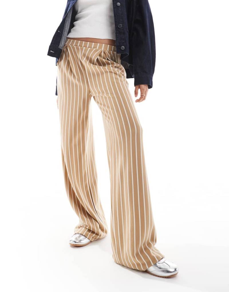 ASOS DESIGN - Elegante Hose in Kamelbeige und Creme gestreift-Bunt von ASOS DESIGN