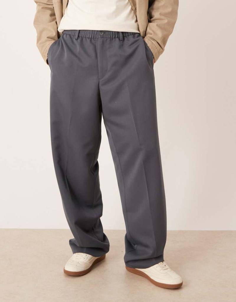 ASOS DESIGN - Elegante Jogginghose in Dunkelgrau mit weitem Bein von ASOS DESIGN