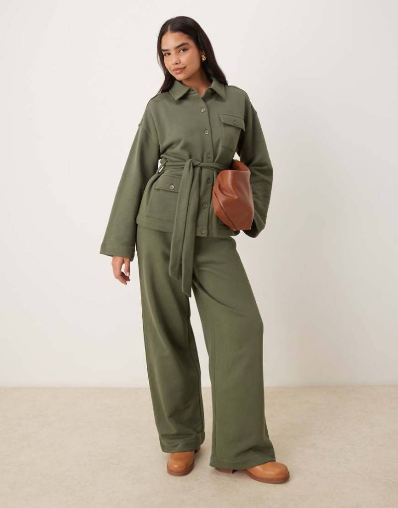 ASOS DESIGN - Elegante Jogginghose in Khaki mit Knopfdetail, Kombiteil-Grün von ASOS DESIGN