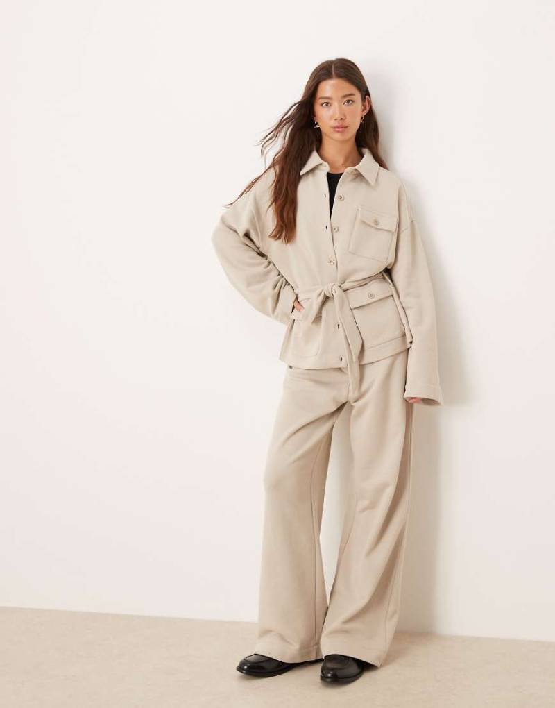 ASOS DESIGN - Elegante Jogginghose in Steinbeige mit Knopfdetail, Kombiteil-Neutral von ASOS DESIGN