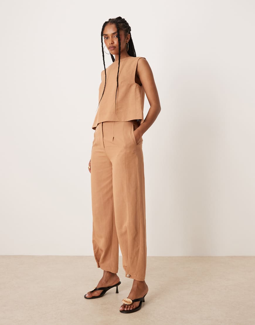 ASOS DESIGN - Elegante Leinenhose in Hellbraun mit verstellbarem Saum mit Lasche, Kombiteil ASOS DESIGN - Elegante Leinenhose in Hellbraun mit verstellbarem Saum mit Lasche, Kombiteil von ASOS DESIGN