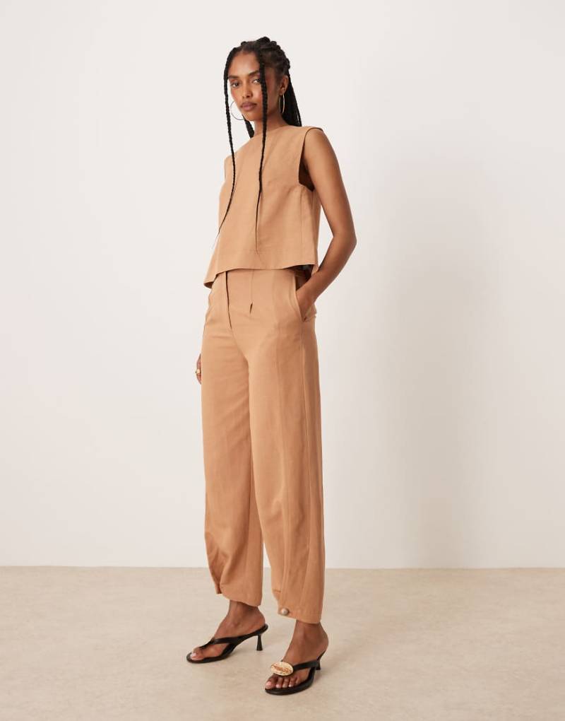 ASOS DESIGN - Elegante Leinenhose in Hellbraun mit verstellbarem Saum mit Lasche, Kombiteil von ASOS DESIGN