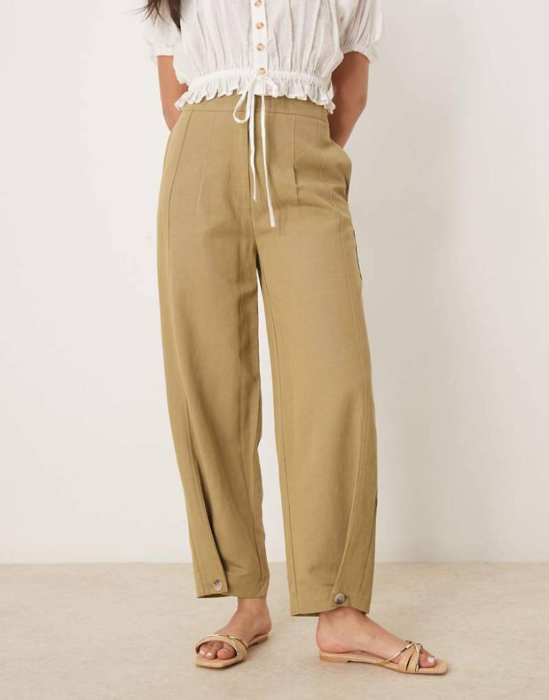 ASOS DESIGN - Elegante Leinenhose in Khaki mit verstellbarem Saum mit Lasche-Grün ASOS DESIGN - Elegante Leinenhose in Khaki mit verstellbarem Saum mit Lasche-Grün von ASOS DESIGN