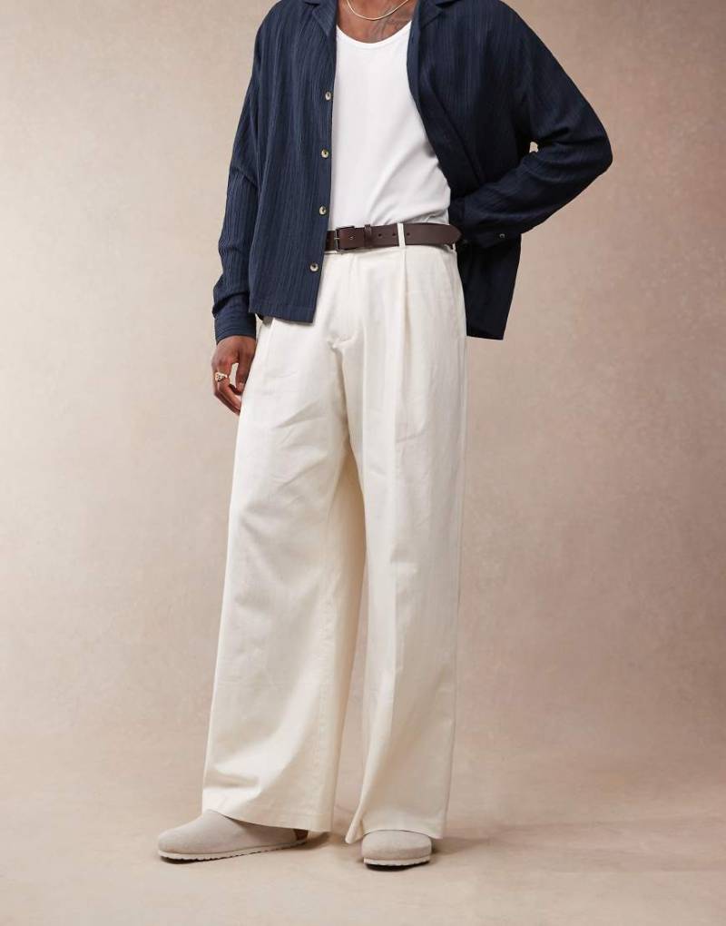 ASOS DESIGN - Elegante Leinenmix-Hose in Weiß mit weitem Bein und Bundfalte vorn von ASOS DESIGN