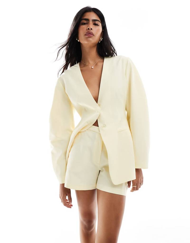 ASOS DESIGN - Elegante Longline-Shorts aus Leinenmix in Buttermilchgelb von ASOS DESIGN