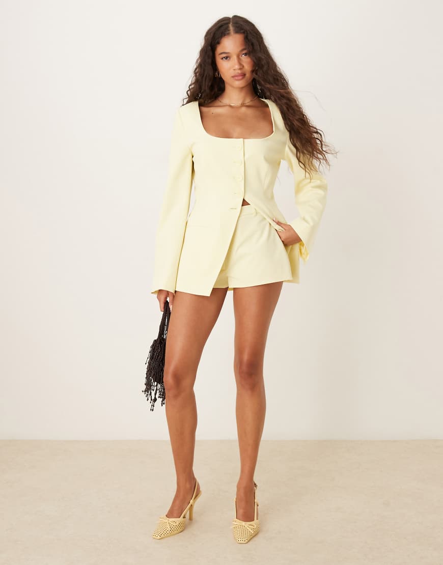 ASOS DESIGN - Elegante Mikro-Shorts in Zitronengelb von ASOS DESIGN