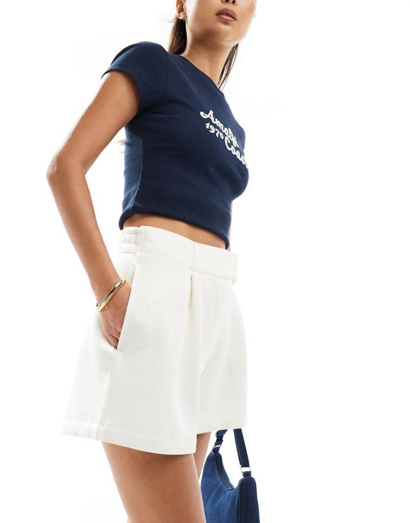 ASOS DESIGN - Elegante Mini-Shorts in Ecru aus Jersey-Neutral von ASOS DESIGN