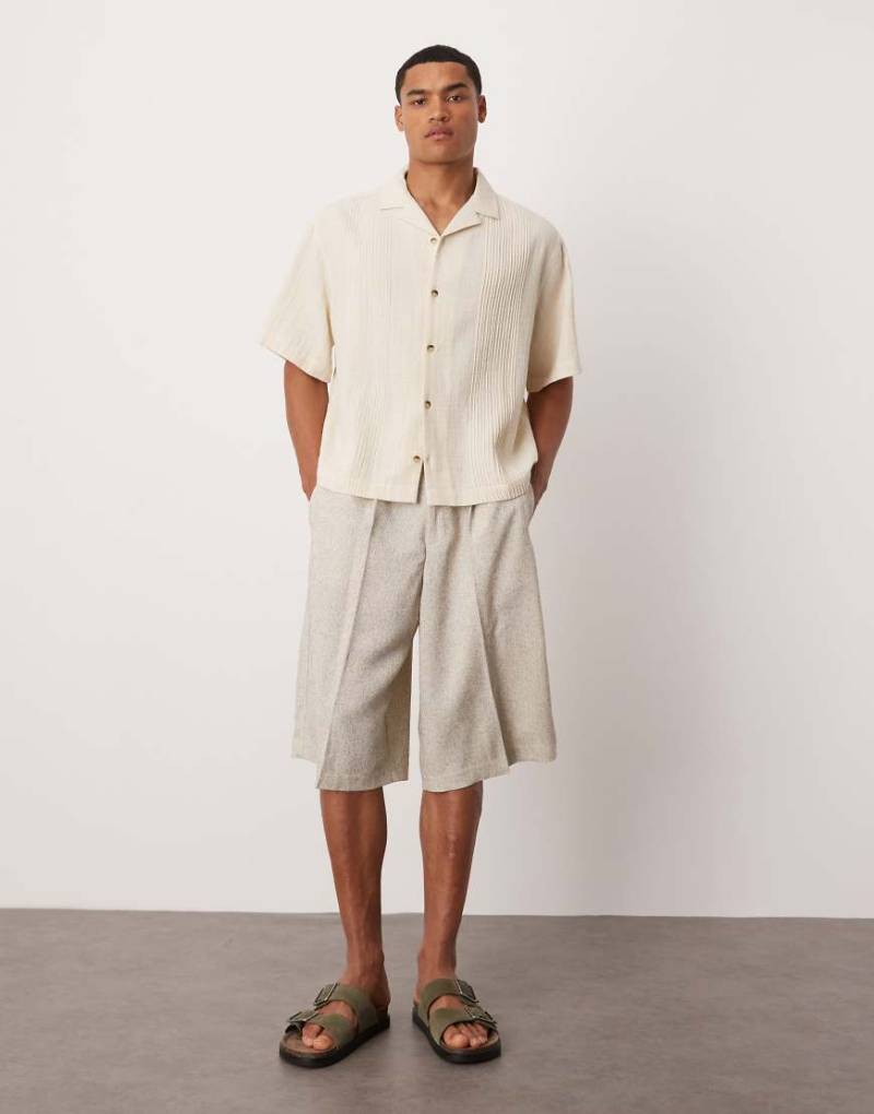 ASOS DESIGN - Elegante Oversize-Bermudashorts aus strukturiertem Material in Cremeweiß von ASOS DESIGN