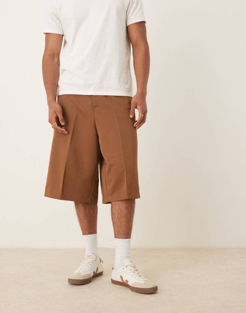 ASOS DESIGN - Elegante Oversize-Bermudashorts in Braun mit elastischem Bund, Kombiteil ASOS DESIGN - Elegante Oversize-Bermudashorts in Braun mit elastischem Bund, Kombiteil von ASOS DESIGN