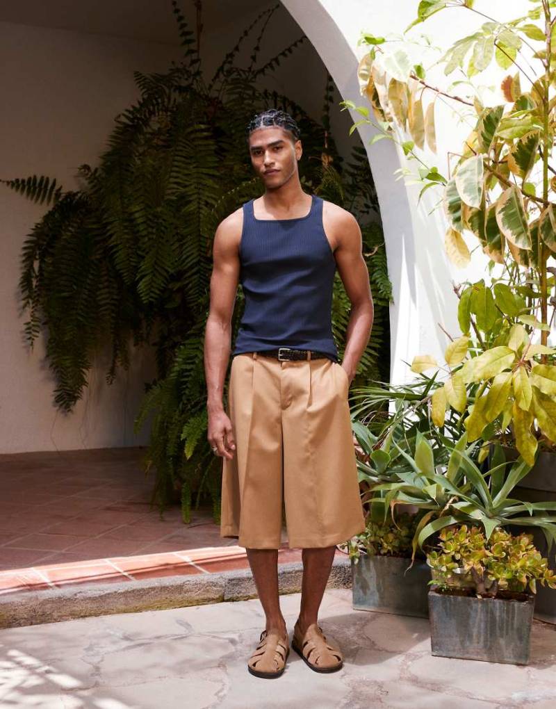 ASOS DESIGN - Elegante Oversize-Bermudashorts in Camel mit Bundfalten-Braun von ASOS DESIGN