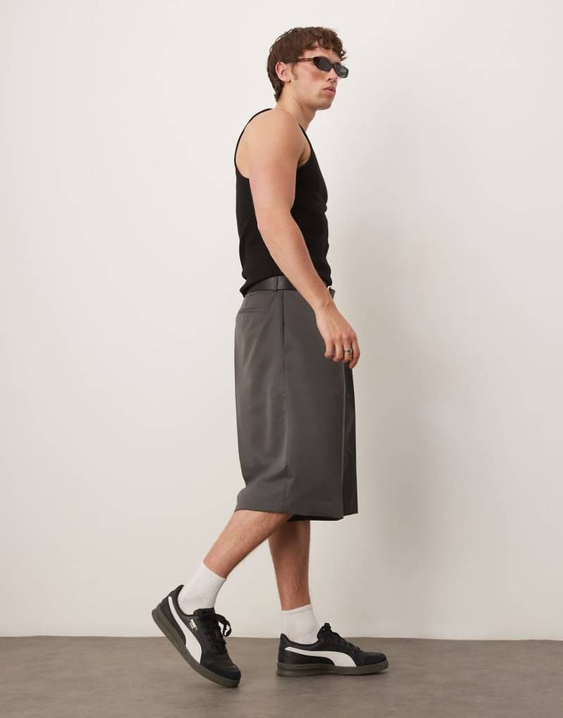 ASOS DESIGN - Elegante Oversize-Bermudashorts in Dunkelgrau mit Bundfalten von ASOS DESIGN