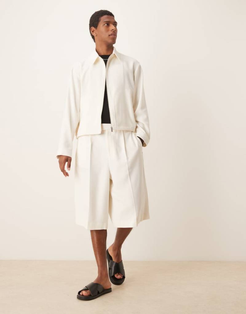 ASOS DESIGN - Elegante Oversize-Bermudashorts in Weiß mit kleiner Struktur, Kombiteil von ASOS DESIGN
