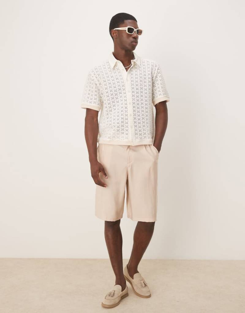 ASOS DESIGN - Elegante Oversize-Bermudashorts in neutralem Farbton mit Gürtel von ASOS DESIGN