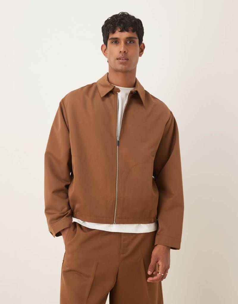 ASOS DESIGN - Elegante Oversize-Blousonjacke in Braun, Kombiteil ASOS DESIGN - Elegante Oversize-Blousonjacke in Braun, Kombiteil von ASOS DESIGN