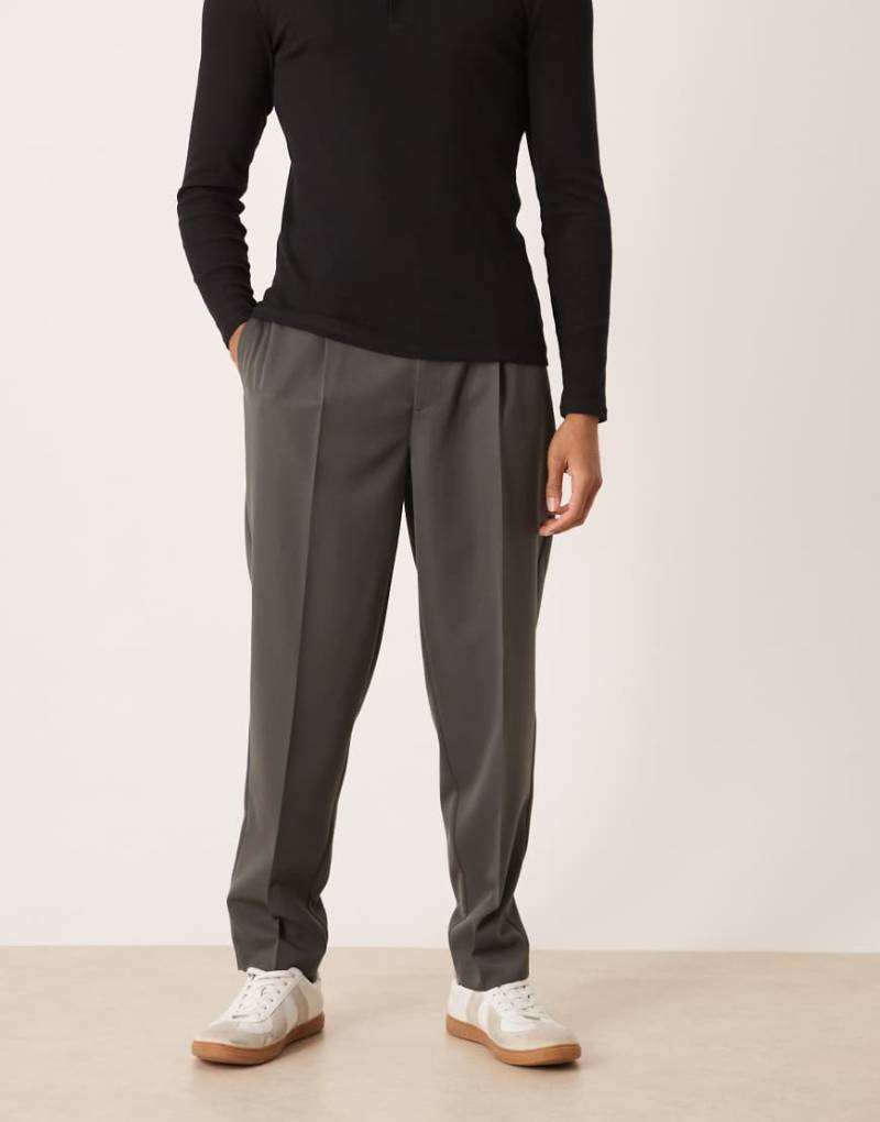 ASOS DESIGN - Elegante Oversize-Hose in Anthrazit mit schmal zulaufendem Bein und Bügelfalten-Grau von ASOS DESIGN