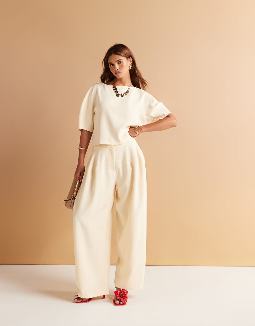 ASOS DESIGN - Elegante Oversize-Hose in Buttermilchgelb mit weitem Beinschnitt und Bahnendesign, Kombiteil ASOS DESIGN - Elegante Oversize-Hose in Buttermilchgelb mit weitem Beinschnitt und Bahnendesign, Kombiteil von ASOS DESIGN