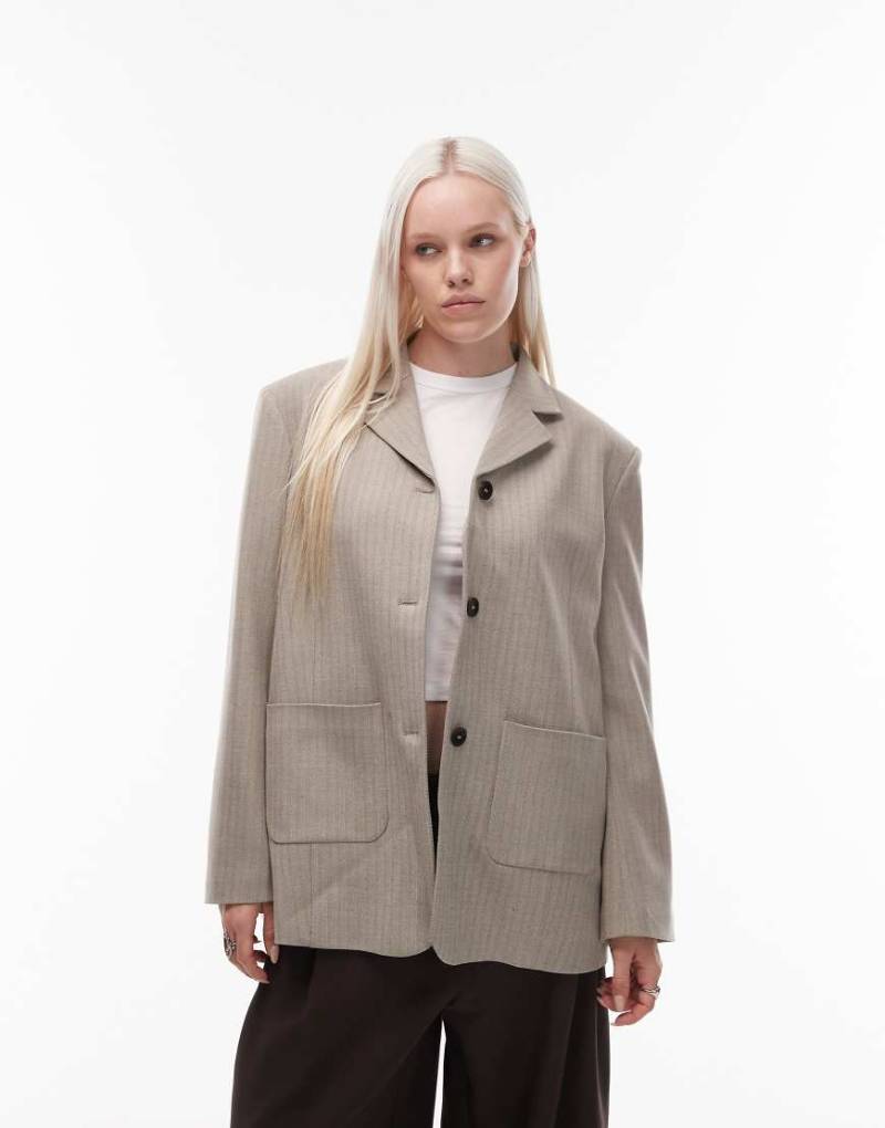 ASOS DESIGN - Elegante Oversize-Jacke mit braunem Fischgrätmuster und hoch angesetzter Knopfleiste-Brown von ASOS DESIGN