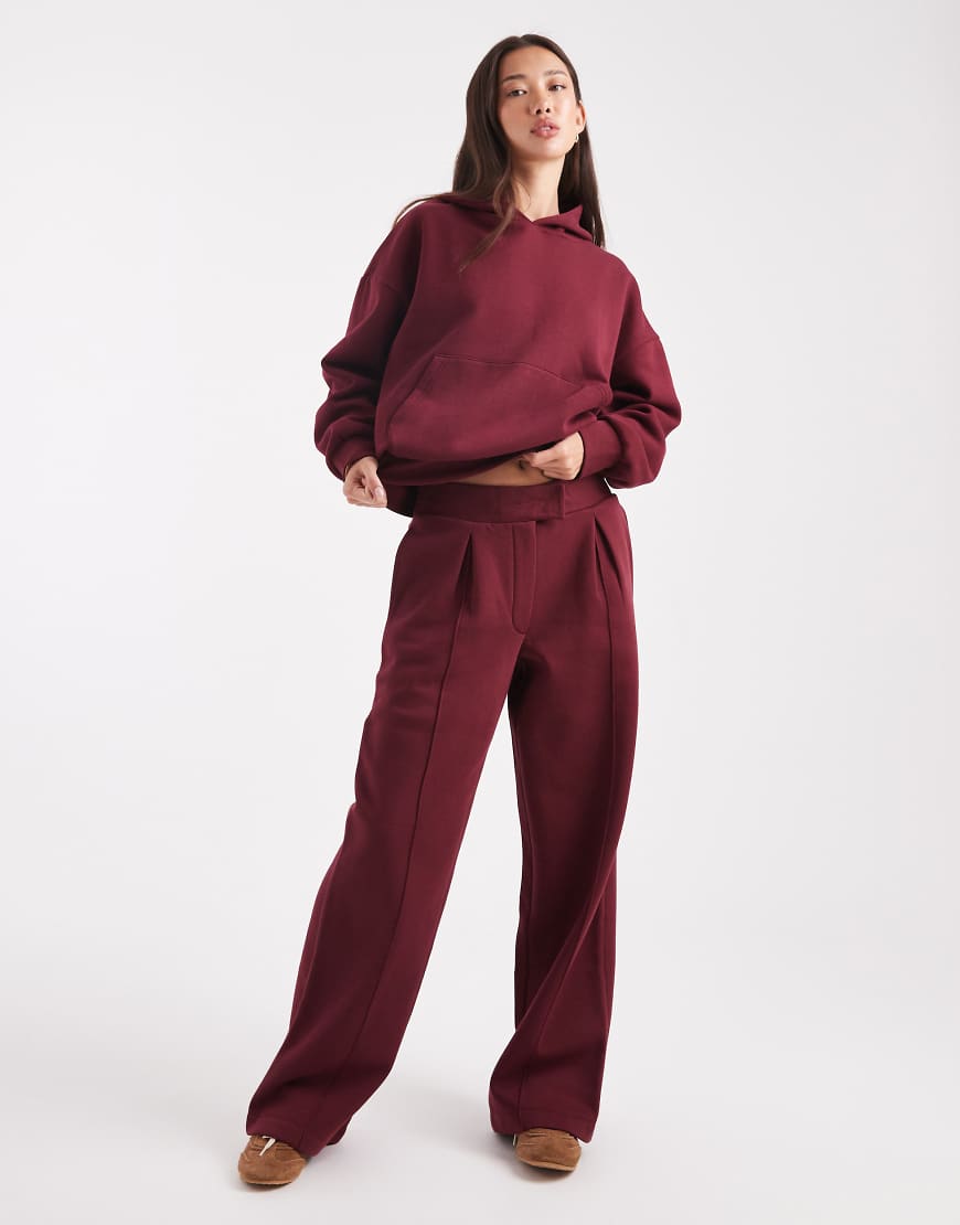 ASOS DESIGN - Elegante Oversize-Jogginghose in Burgunderrot mit Nahtdetail und gebürstetem Design von ASOS DESIGN