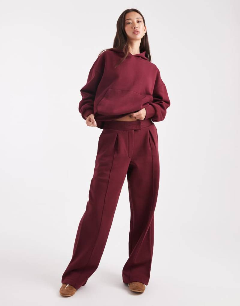ASOS DESIGN - Elegante Oversize-Jogginghose in Burgunderrot mit Nahtdetail und gebürstetem Design von ASOS DESIGN