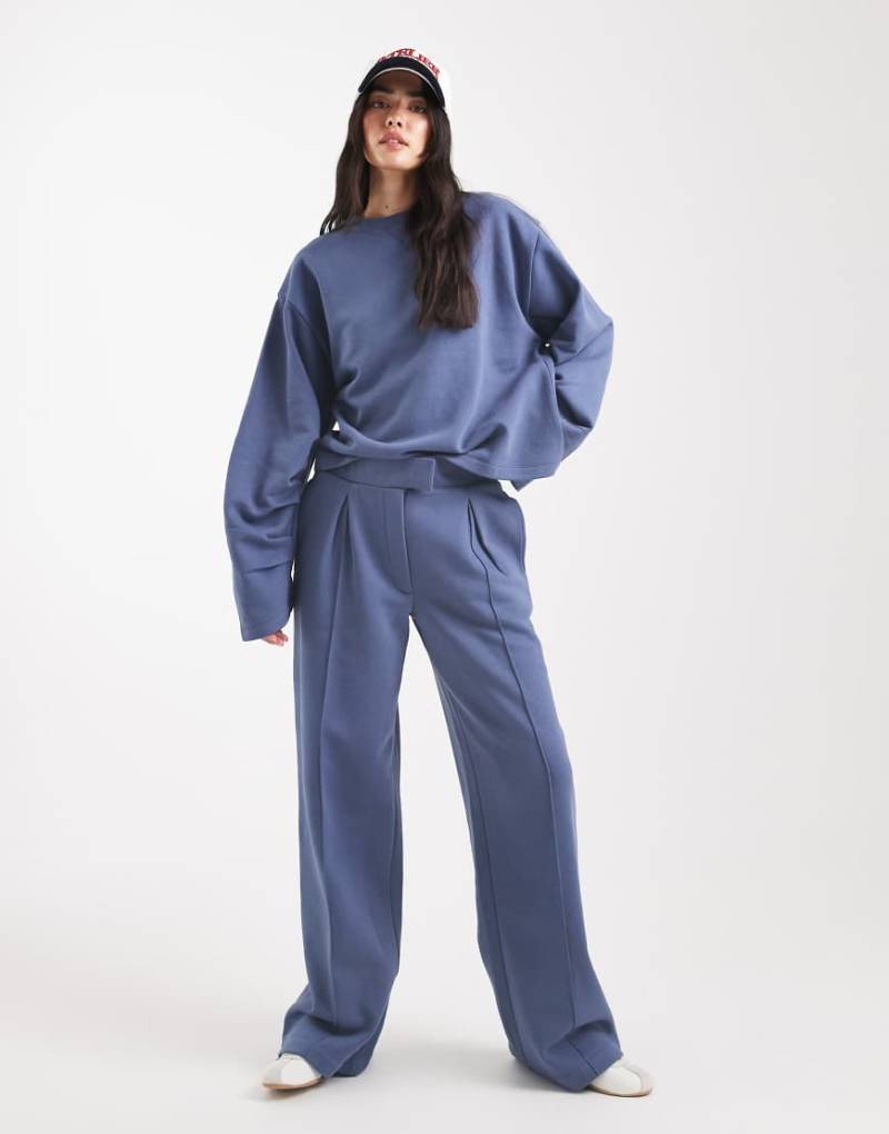 ASOS DESIGN - Elegante Oversize-Jogginghose in Jeansblau mit Nahtdetail und gebürstetem Design-Marineblau von ASOS DESIGN