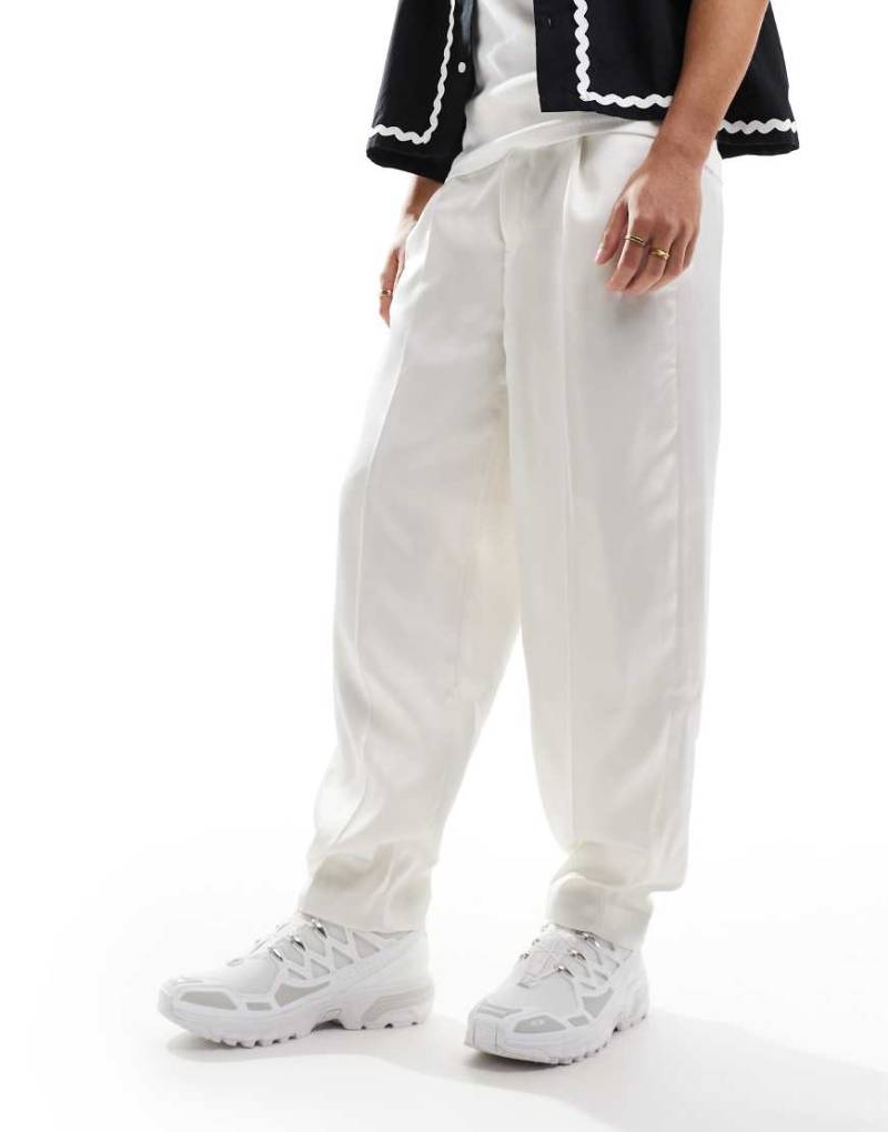 ASOS DESIGN - Elegante Oversize-Karottenhose in Weiß von ASOS DESIGN