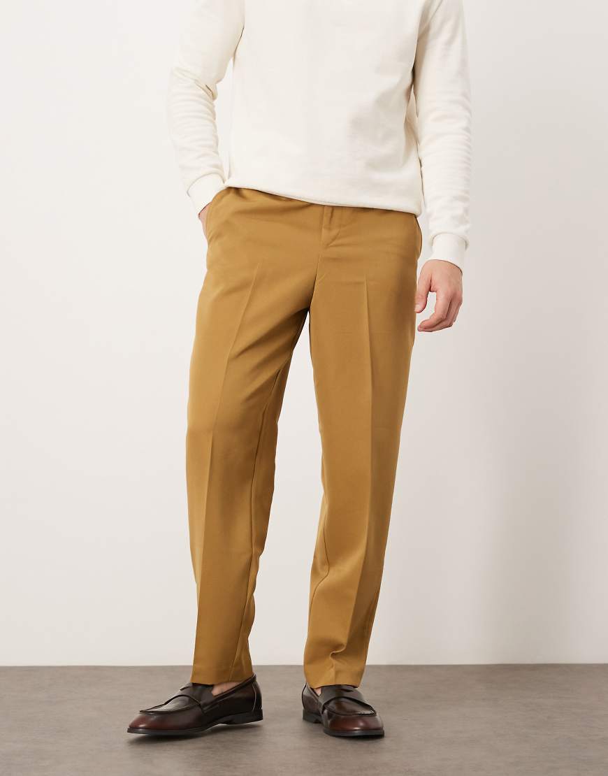 ASOS DESIGN - Elegante Relaxed Fit Hose in Kamelbraun mit schmal zulaufendem Bein von ASOS DESIGN