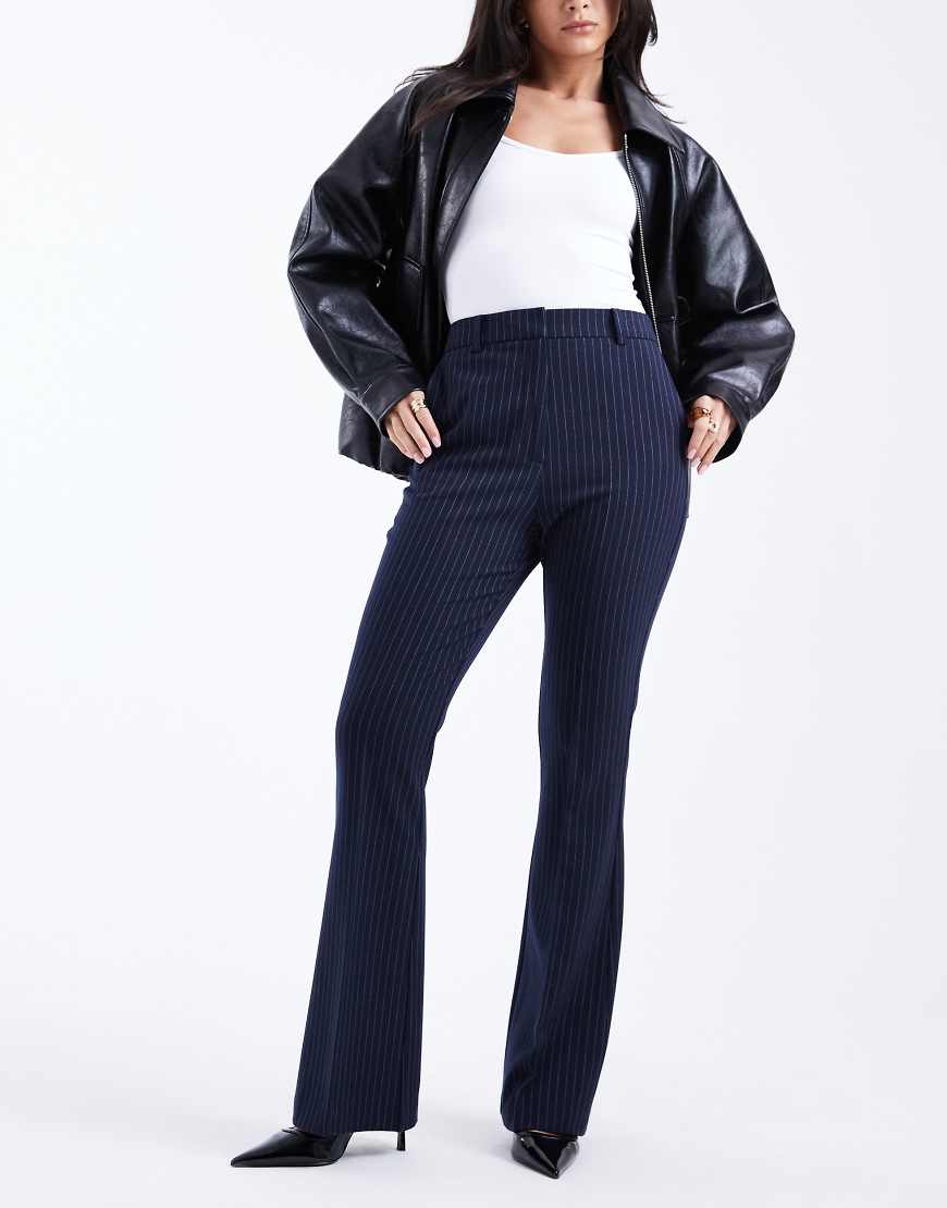 ASOS DESIGN - Elegante Relaxed-Fit-Hose in Marineblau mit Nadelstreifen und ausgestelltem Bein von ASOS DESIGN