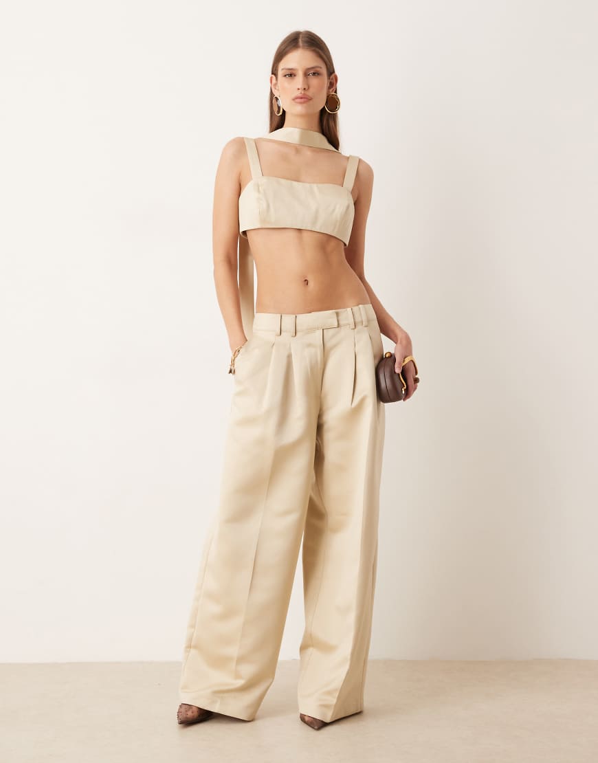 ASOS DESIGN - Elegante Satin-Hose in Austernweiß mit Faltendetail und weitem Bein-Neutral von ASOS DESIGN