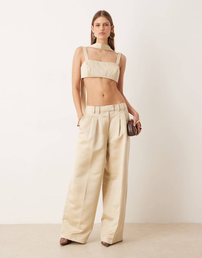 ASOS DESIGN - Elegante Satin-Hose in Austernweiß mit Faltendetail und weitem Bein-Neutral von ASOS DESIGN
