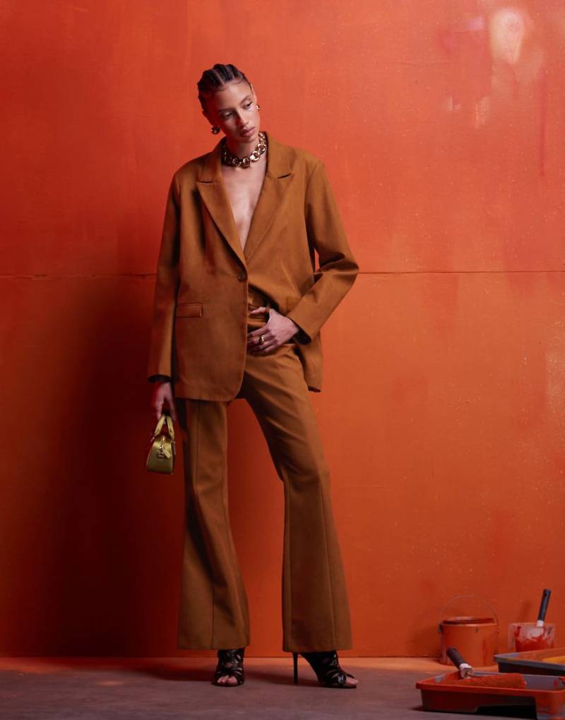ASOS DESIGN - Elegante Schlaghose aus Wildlederimitat in Rostrot, Kombiteil-Braun von ASOS DESIGN