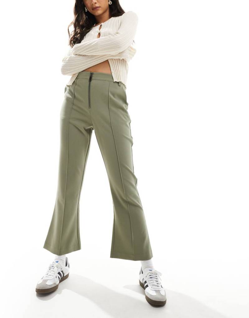 ASOS DESIGN - Elegante Schlaghose in Grün mit Reißverschluss vorne von ASOS DESIGN