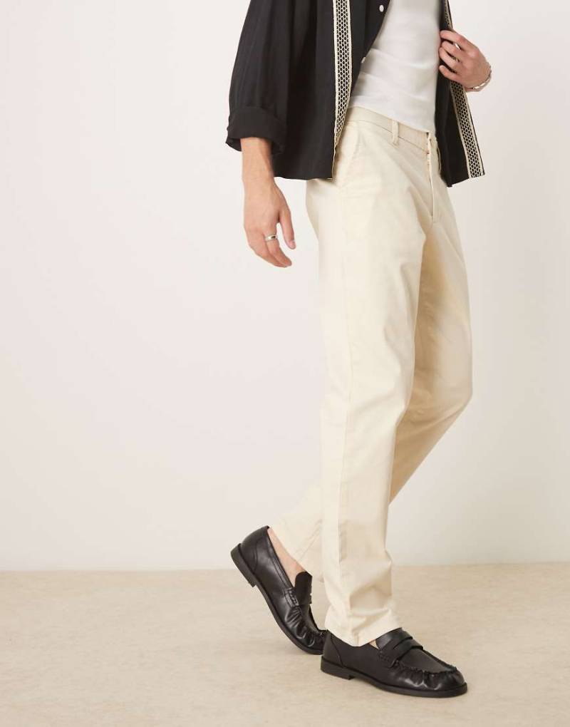 ASOS DESIGN - Elegante Schlaghose mit schmalem Schnitt in Beige-Neutral von ASOS DESIGN